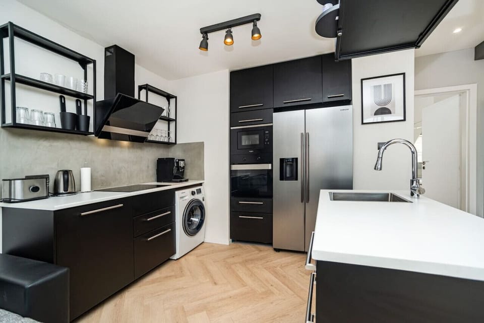 High end kitchen with American fridge. Ice and cold water on demand. Bean-to-cup coffee machine