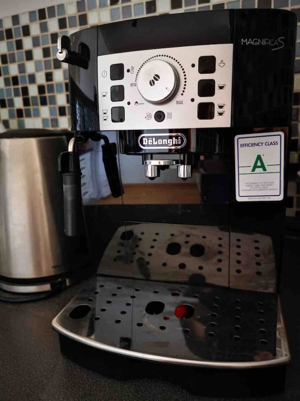 Bean-to-cup machine with coffee supplied