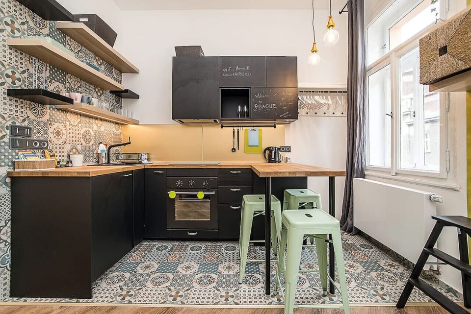 Fully equipped kitchen and breakfast bar