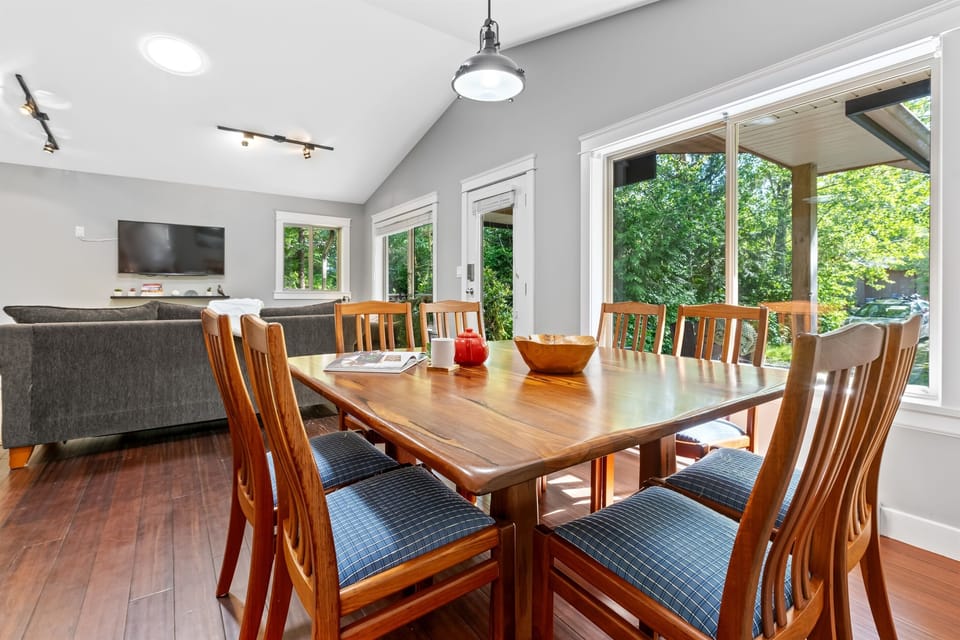 With tons of seating in the dining room, you can host a dinner or a poker party
