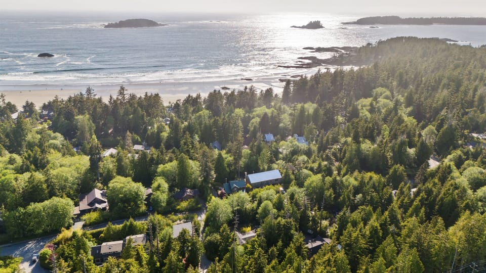 Beautiful Chesterman Beach is only a short walk away and boasts epic waves and sunsets