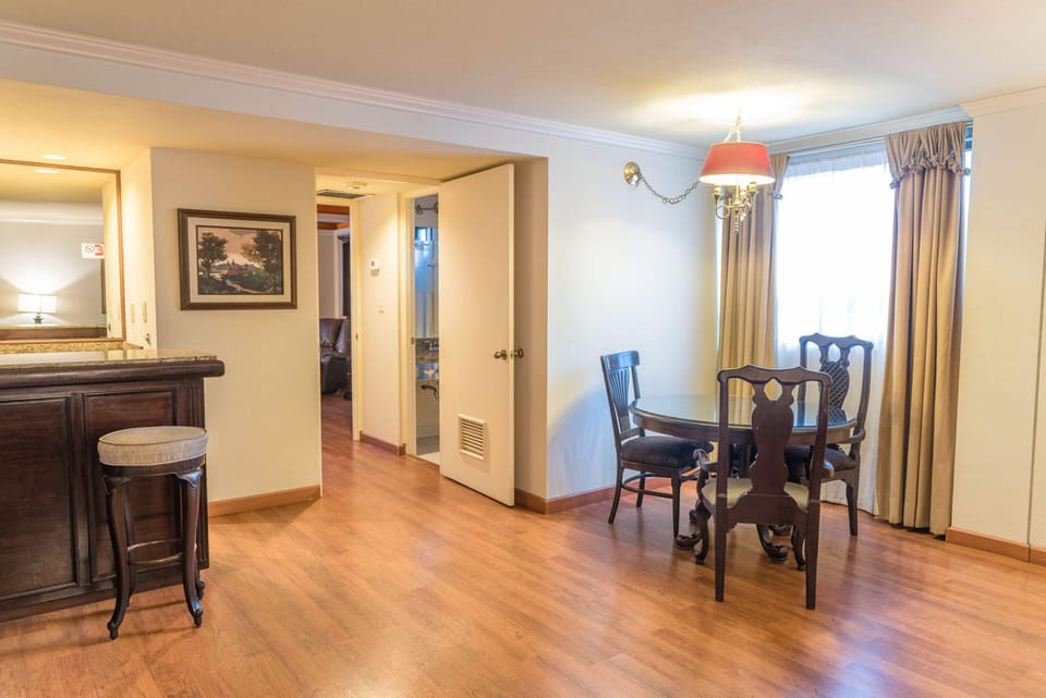 Premium Studio Suite | Minibar, laptop workspace, blackout drapes