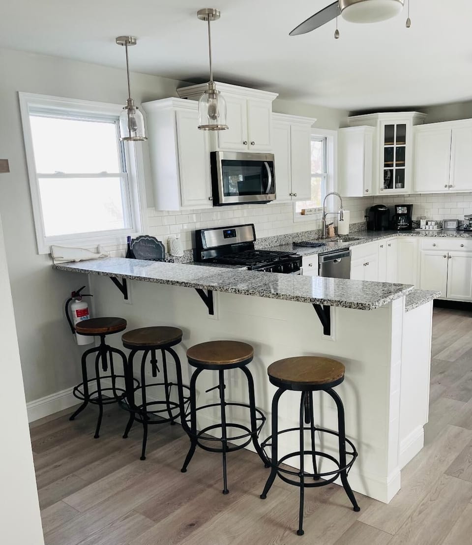 Kitchen bar area