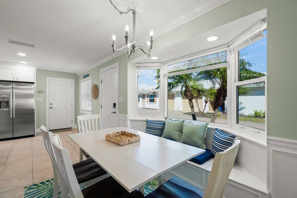 New dining table for 6 to enjoy home cooked meals together!