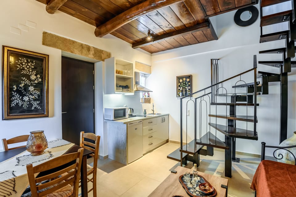 Traditional Duplex, 2 Bedrooms, Balcony, Mountain View (Alexander) | Private kitchen