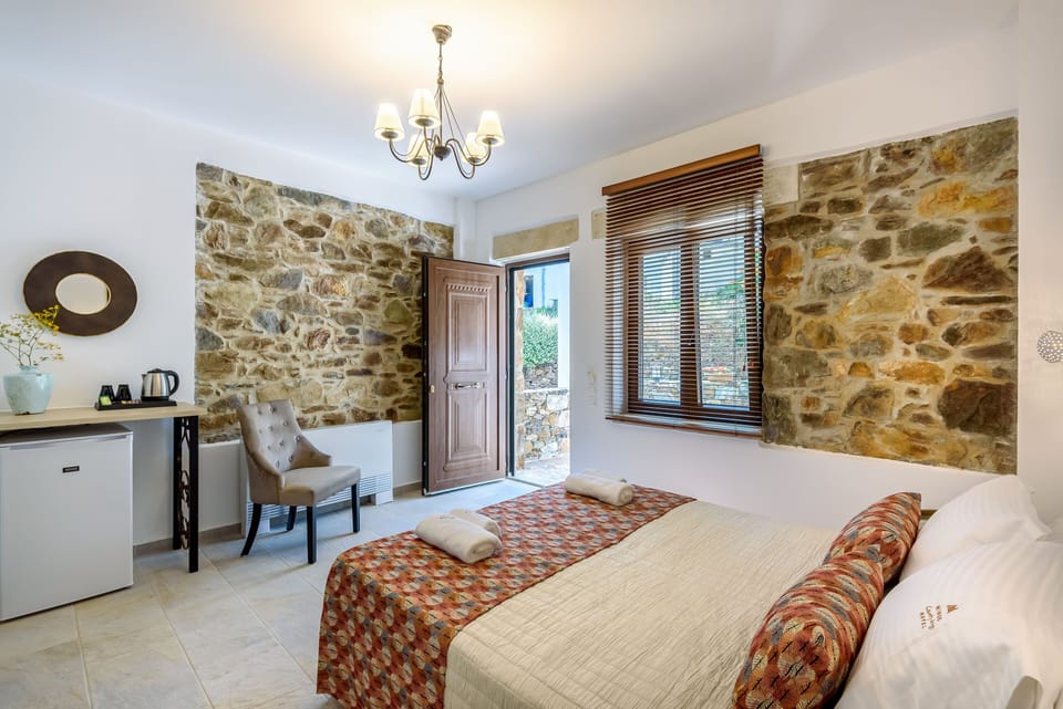 Traditional Studio, 1 Bedroom, Accessible (Aristides) | Soundproofing, iron/ironing board, free WiFi, bed sheets