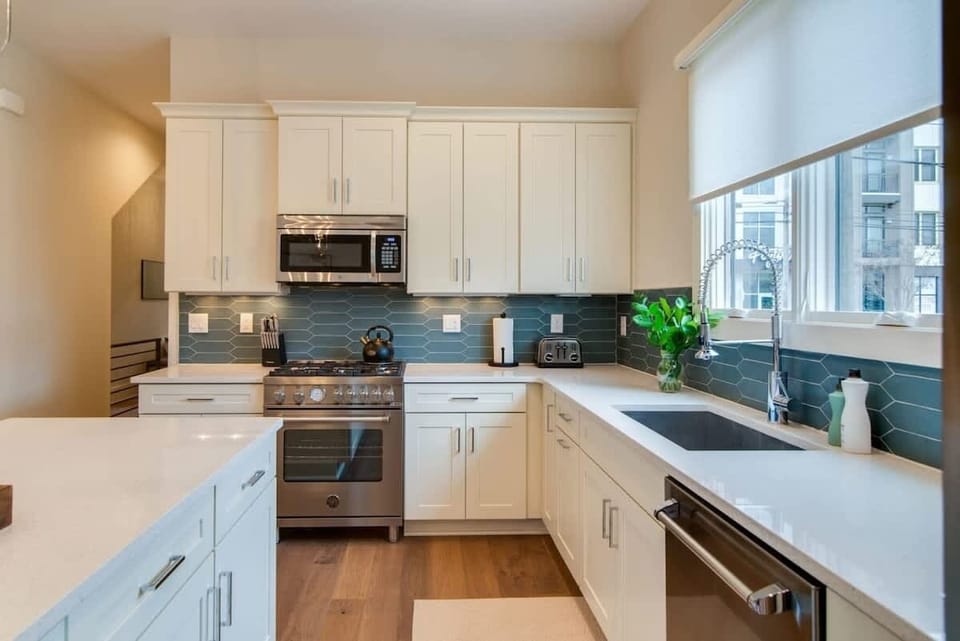 Discover a stunning gourmet kitchen, fully equipped with everything you need to prepare delicious meals and make the most of your stay.