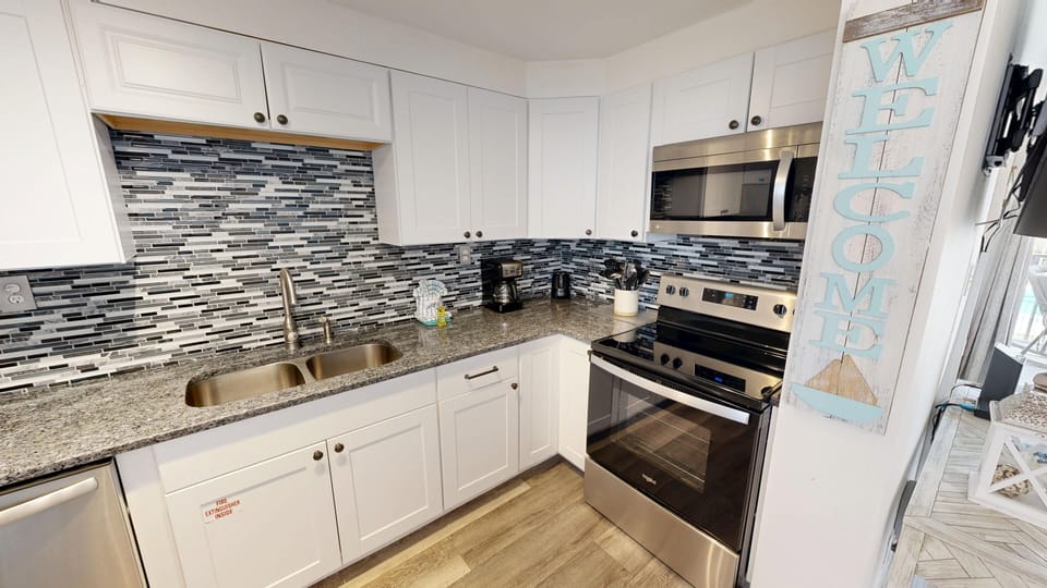 Condo, 2 Bedrooms | Private kitchen | Fridge, oven, coffee/tea maker, toaster