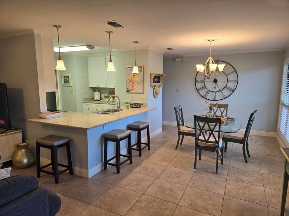 Dining Room and bar
