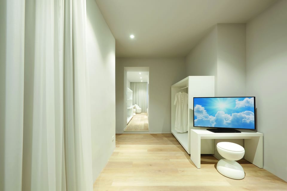 Deluxe Suite | Minibar, in-room safe, desk, blackout drapes