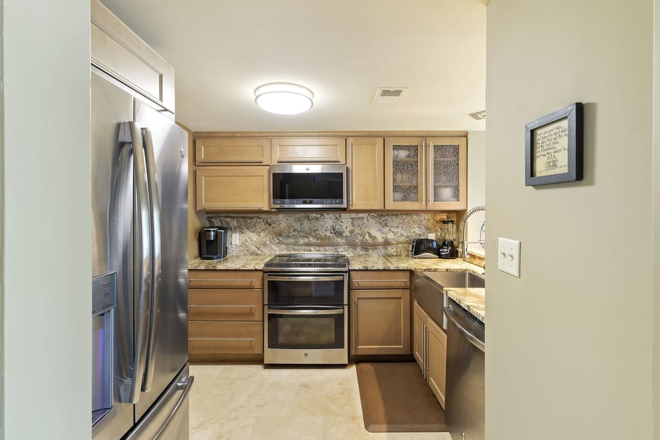 Double oven, farmhouse stainless sink, Keurig, Percolator, Electric Kettle