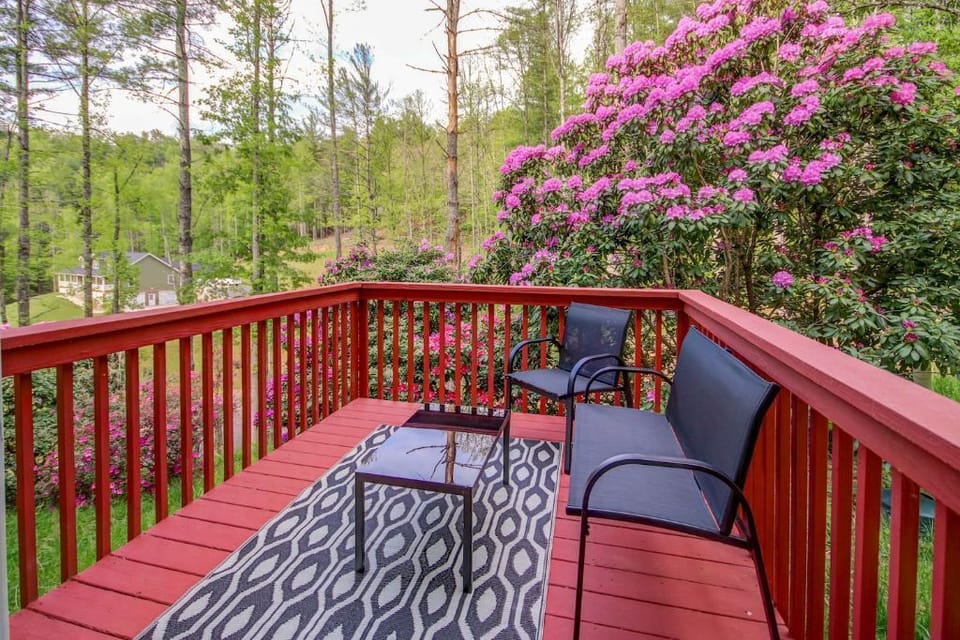 Master Suite Outdoor Patio (enjoy a cup of coffee before leaving the bedroom!)