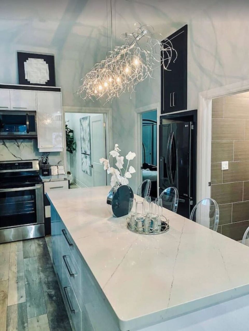 LOWER LEVEL KITCHEN WITH ISLAND
SEATING