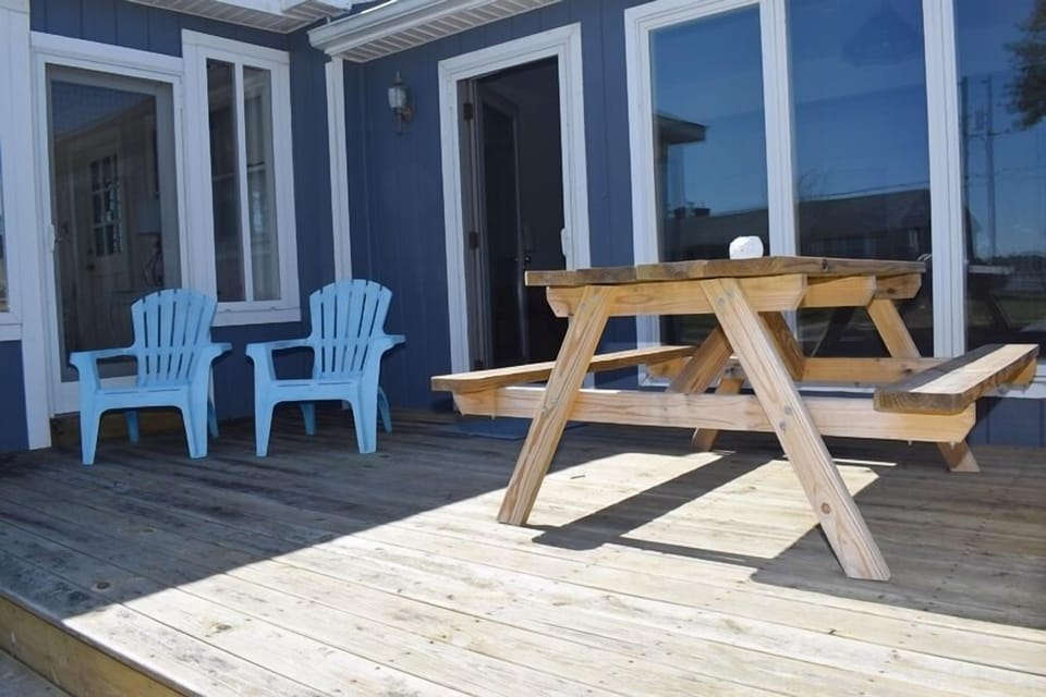 Deck with Picnic Area