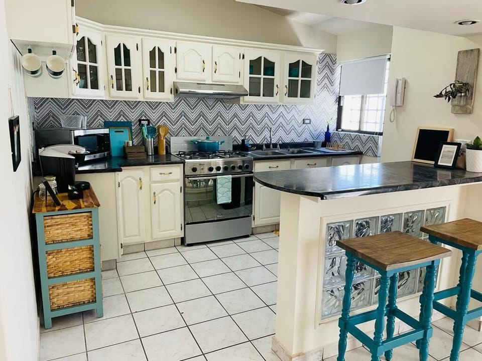 Full kitchen/ cocina completa