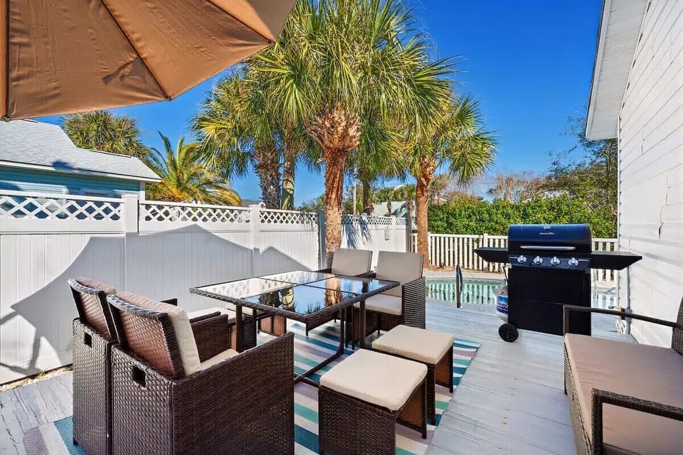 Back Porch: cook your favorite BBQ recipes while overlooking the private pool