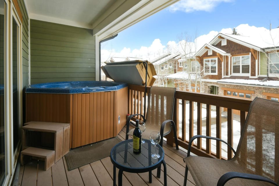Private Covered Deck with Hot Tub