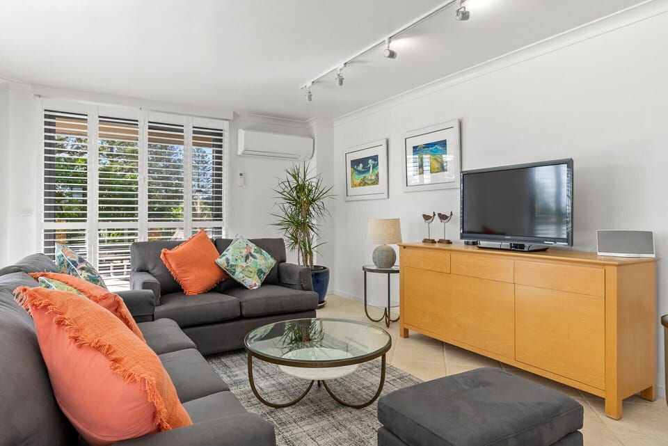Luxuriously appointed living room ~ TV, Wifi, aircon, ceiling fan 