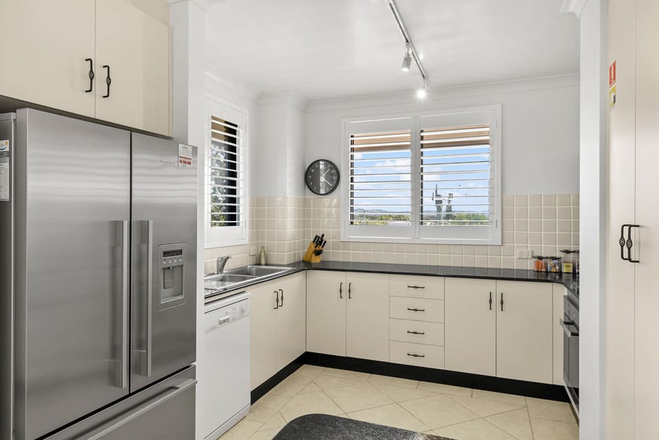 Kitchen ~ Fridge/freezer, dishwasher, Coffee Machine, oven/stovetop, microwave 