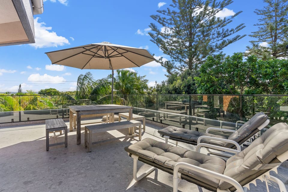 Fabulous deck area with hinterland views, quality furniture, BBQ, clothesline 