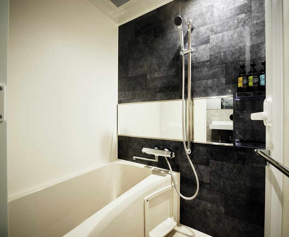 Superior Twin Room, Non Smoking | Bathroom | Free toiletries, hair dryer, bathrobes, slippers