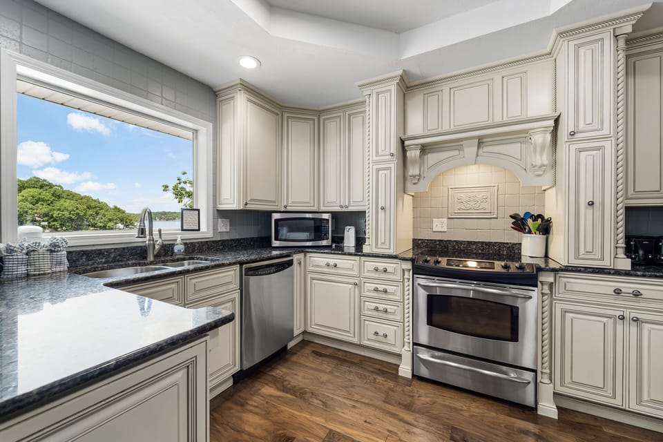 Kitchen with lakeview
