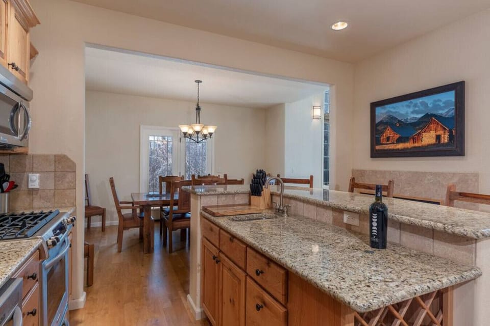 Kitchen Island &amp; Stainless Appliances