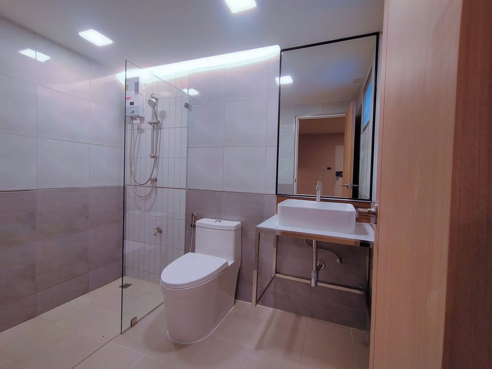 Deluxe Room | Bathroom | Shower, free toiletries, hair dryer, bidet