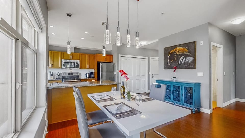 Deluxe Apartment, 1 Bedroom, Pool Access, Mountain View | Dining