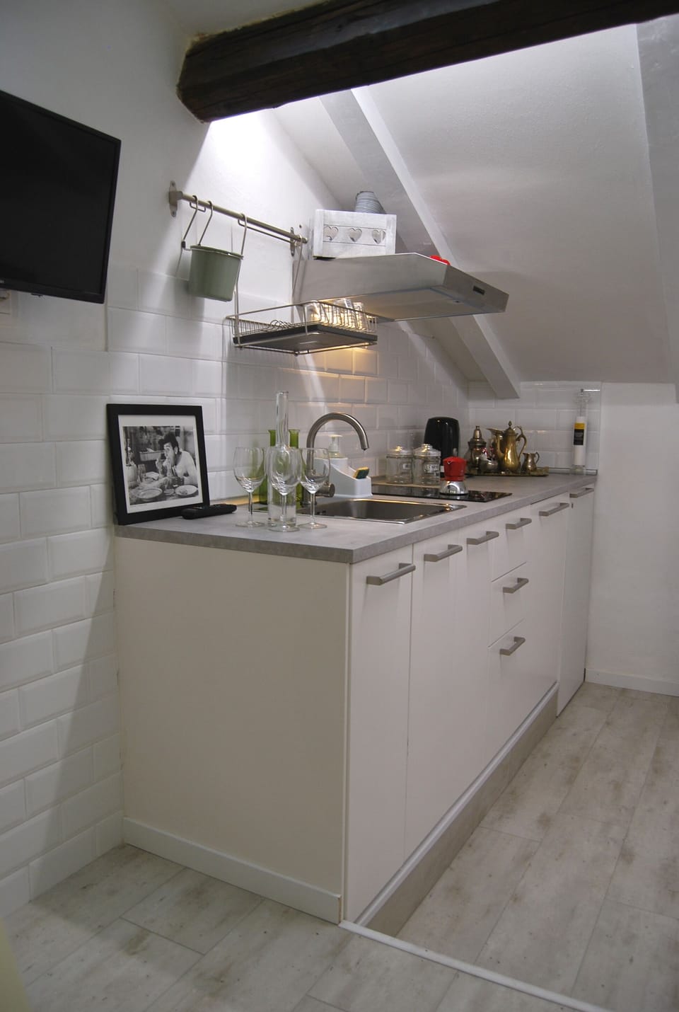 City Apartment | Private kitchen | Electric kettle, cookware/dishes/utensils