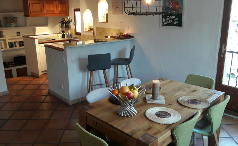 The bar and the kitchen behind. On the fore front the dining table