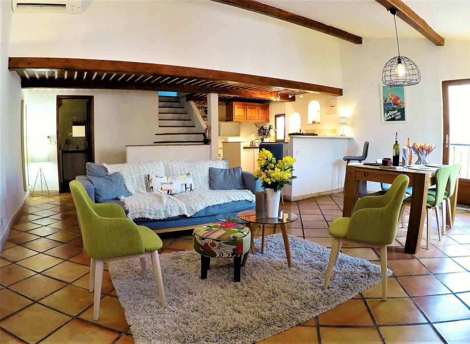 Cosy lounge area. A large space to chill out and relax before heading out.