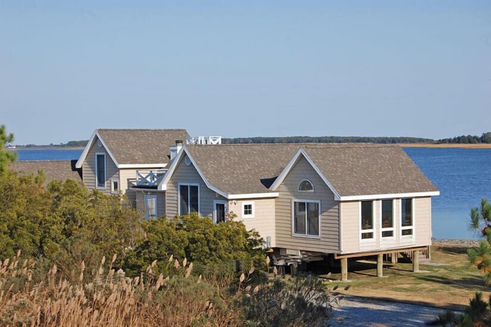 Splendid private retreat on the edge of beautiful Oyster Bay.