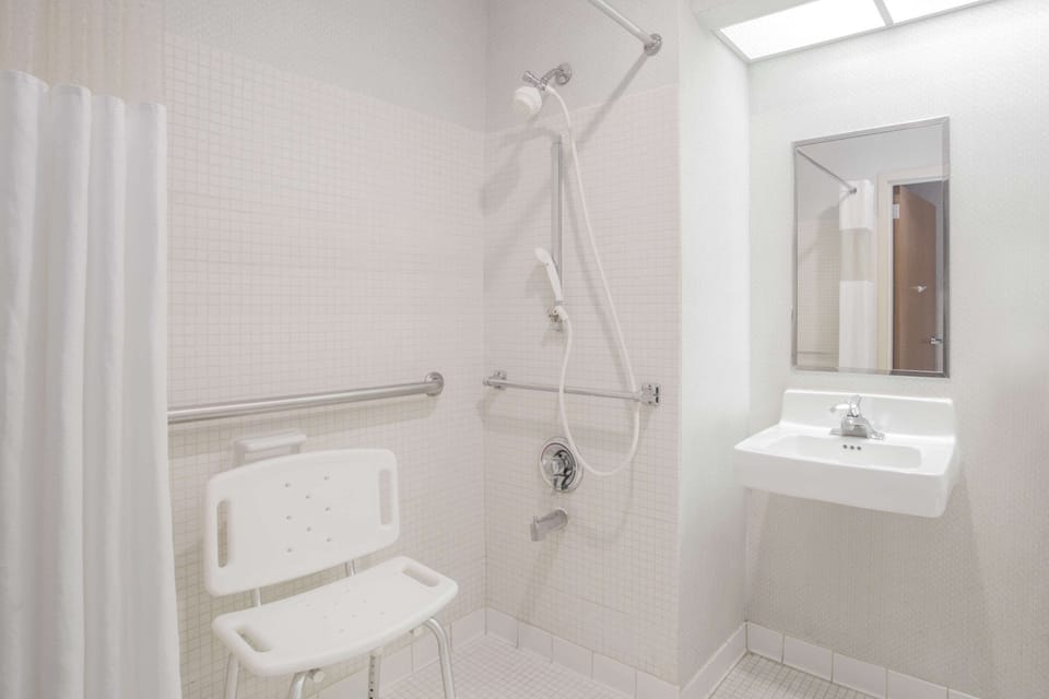 Standard Room, 1 Queen Bed, Accessible | Bathroom | Free toiletries, hair dryer, towels, soap
