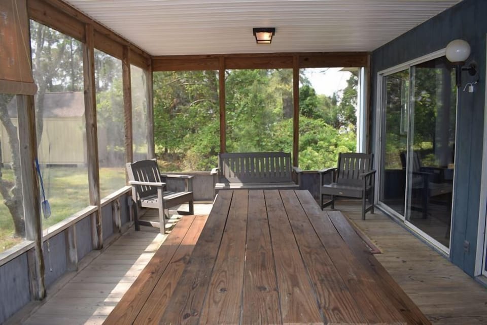 Large Screened in Porch!