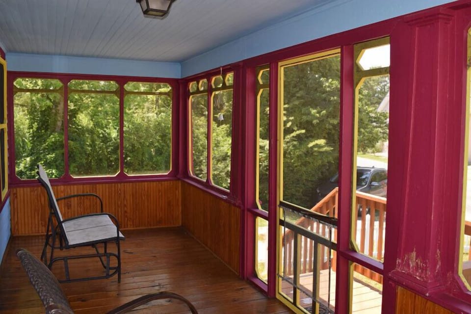 Large Screened in Porch!