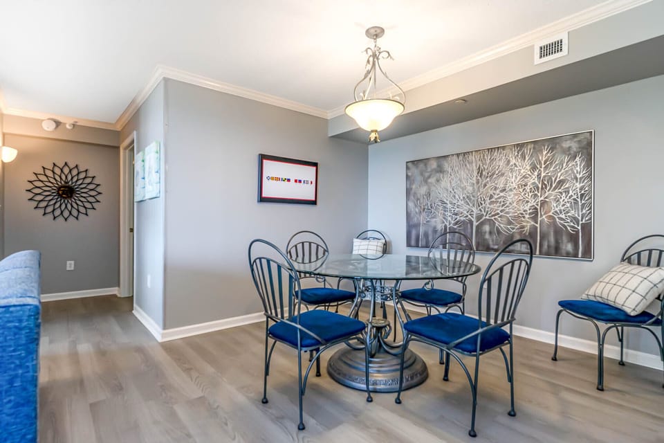 Dining Area - Dining area with seating for six!