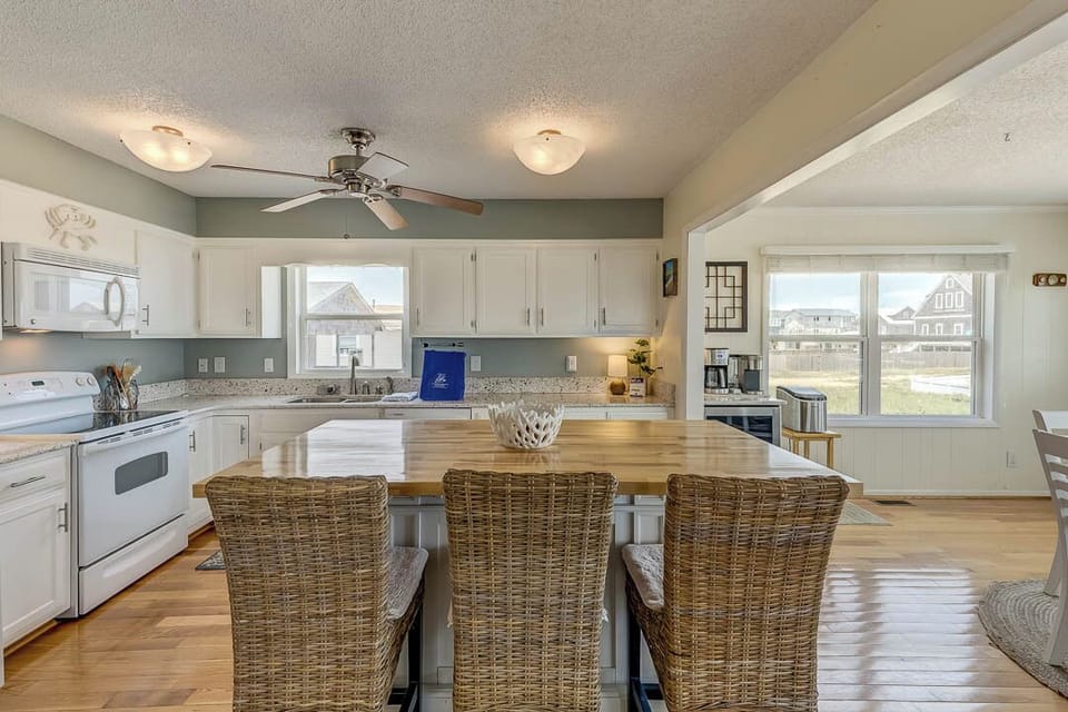Mid-Level Kitchen with Island (seats 3)
