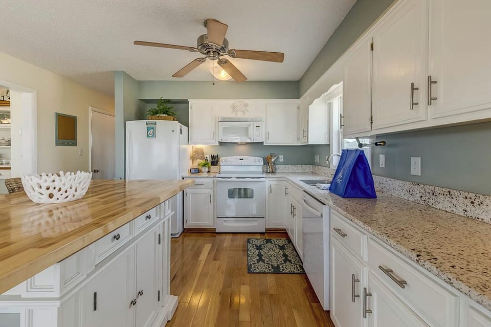 Mid-Level Kitchen with Island (seats 3)