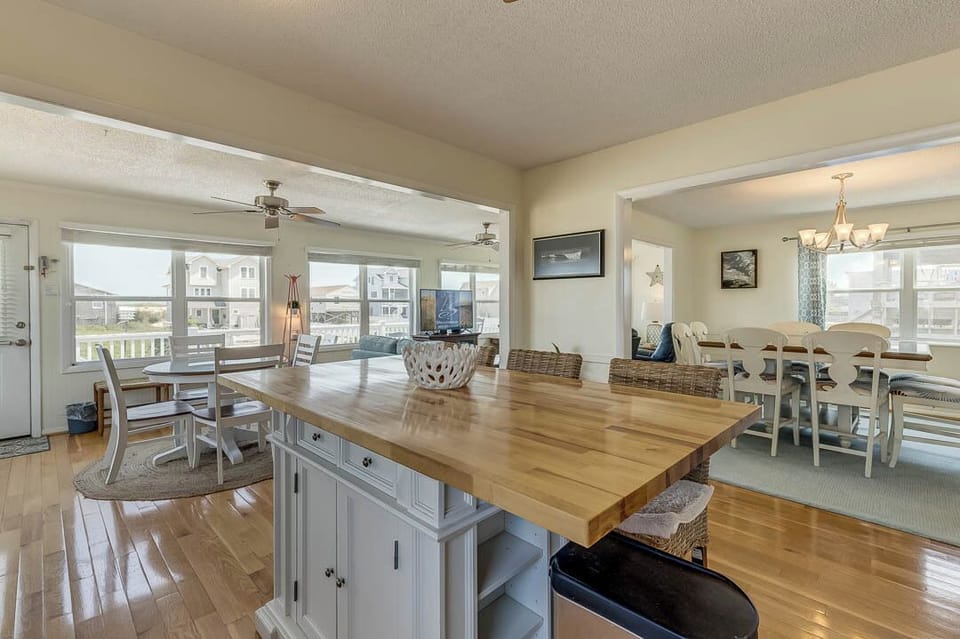 Mid-Level Kitchen with Island (seats 3)