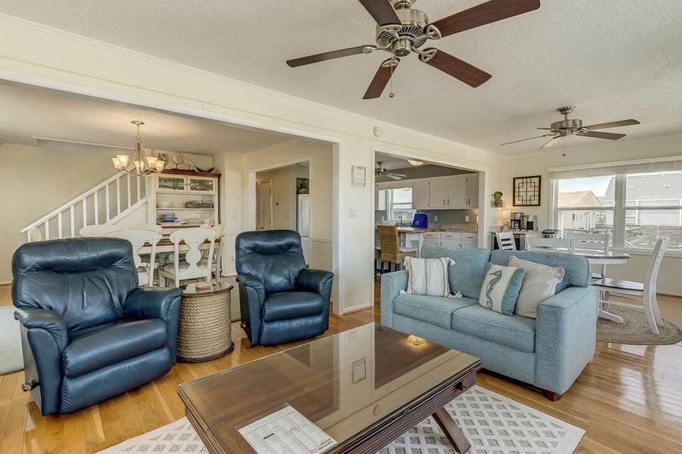 Mid-Level Living Room with Deck Access