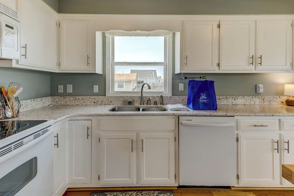 Mid-Level Kitchen with Island (seats 3)