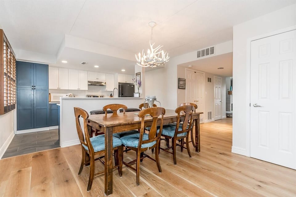 Open kitchen concept, plenty of light.