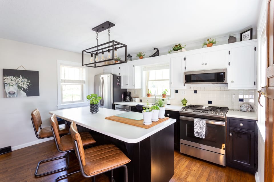 Large island and full kitchen. Ice maker & water dispenser in fridge. 