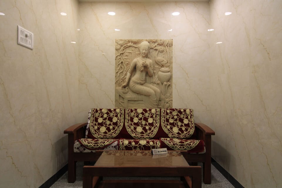Luxury Room | Living area | 32-inch LCD TV with satellite channels, TV