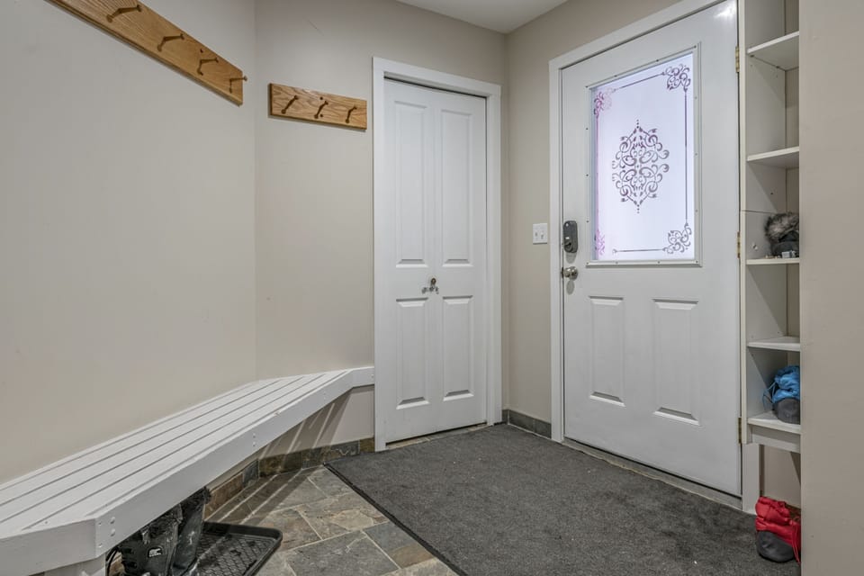 Upper Front Entryway - Plenty of Space for Gear 