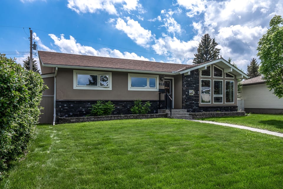 D@Home Entire house in quiet community walking distance 2 Glenmore/Heritage Park