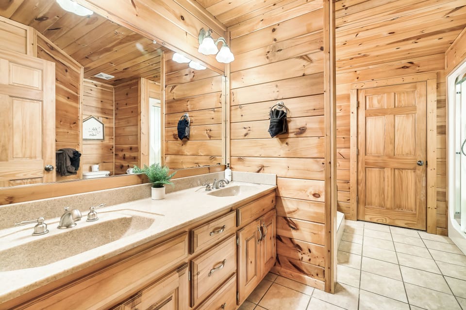 Spacious main-floor primary bedroom en-suite with double sinks.