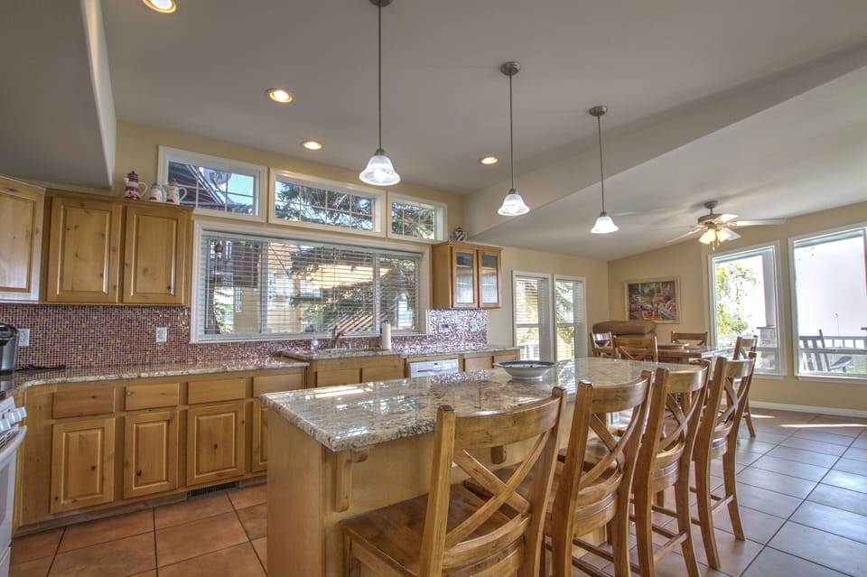 Kitchen & Dining