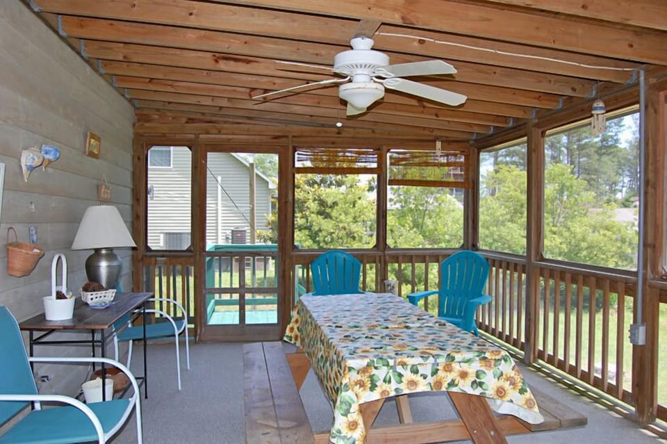 Great Screened in Porch